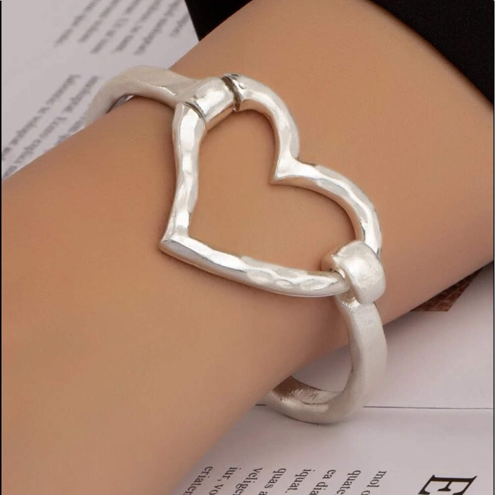 Silver Zinc Alloy Heart Decor Bracelet - NWOT